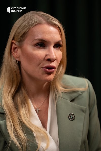 Ветеранка армії США та президентка Фонду Везермана Меган Моббс під час інтервʼю Суспільному, Київ, 2 вересня 2026 року Ветеранка армії США та президентка Фонду Везермана Меган Моббс під час інтервʼю Суспільному, Київ, 2 вересня 2026 року
