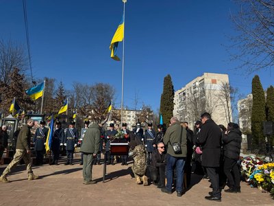 "Я звідси не піду. Це моя родина", — у Житомирі попрощалися з Героєм України Олександром Довгачем "Я звідси не піду. Це моя родина", — у Житомирі попрощалися з Героєм України Олександром Довгачем