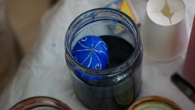 В Ужгороді провели майстерклас з виготовлення воскової писанки В Ужгороді провели майстерклас з виготовлення воскової писанки