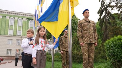 День Європи, Тернопіль, діти піднімають прапор України, 9 травня 2026 року