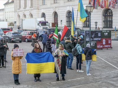 Акція біля будівлі ОБСЄ у Відні, 24 лютого 2023 року. Фото: надане Суспільному організаторами акції Акція біля будівлі ОБСЄ у Відні, 24 лютого 2023 року. Фото: надане Суспільному організаторами акції