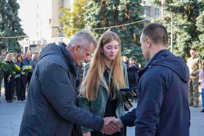 У Житомирі родинам загиблих захисників вручили державні нагороди У Житомирі родинам загиблих захисників вручили державні нагороди
