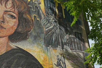 У Миколаєві створили стінопис із Квіткою Цісик: чому її образ обрали для коледжу культури У Миколаєві створили стінопис із Квіткою Цісик: чому її образ обрали для коледжу культури