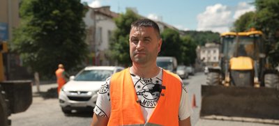 Тарас Репета, шляховий майстер фірми-підрядника, ремонт дороги, Теребовля, Тернопільщина, 8 червня 2026 року Тарас Репета, шляховий майстер фірми-підрядника, ремонт дороги, Теребовля, Тернопільщина, 8 червня 2026 року