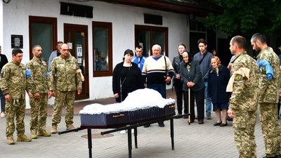 На Чернігівщині поховали трьох військових: Сергія Марковича, Дениса Дворніченка та Олега Дайнека На Чернігівщині поховали трьох військових: Сергія Марковича, Дениса Дворніченка та Олега Дайнека