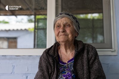 Пані Тамара на ганку біля свого будинку у Нововоронцовці, Херсонщина, травень 2026 року Пані Тамара на ганку біля свого будинку у Нововоронцовці, Херсонщина, травень 2026 року