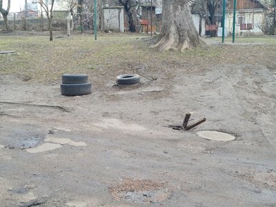 Люк, у який провалився хлопчик у Житомирі, обстежили: що кажуть у водоканалі та міській раді Люк, у який провалився хлопчик у Житомирі, обстежили: що кажуть у водоканалі та міській раді