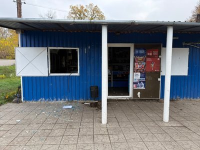 Пошкоджений магазин у Золочеві Пошкоджений магазин у Золочеві
