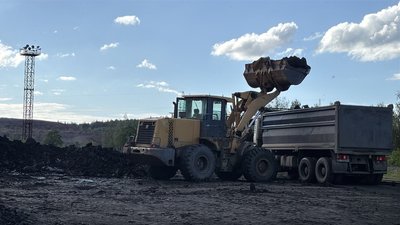 Вантажівку завантажують вуглемістким шламом Вантажівку завантажують вуглемістким шламом