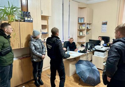 Шахрайство під виглядом благодійних внесків: аферисти з Київщини та Житомирщини ошукали людей на 11 млн грн Шахрайство під виглядом благодійних внесків: аферисти з Київщини та Житомирщини ошукали людей на 11 млн грн