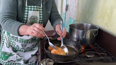 "У нас немає рецепту, це все треба робити від душі": у селі на Чернігівщині жінки продають пончики та донатять на ЗСУ "У нас немає рецепту, це все треба робити від душі": у селі на Чернігівщині жінки продають пончики та донатять на ЗСУ