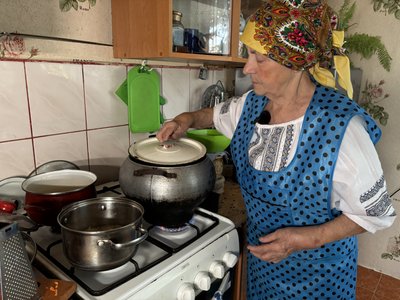 Без капусти та томатів: як готують білий борщ за давнім рецептом у селі Чернівеччини Без капусти та томатів: як готують білий борщ за давнім рецептом у селі Чернівеччини