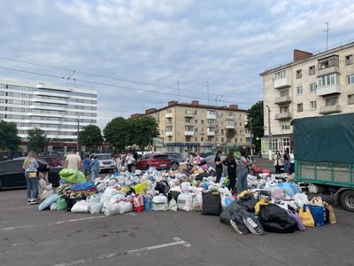 У Житомирі містяни зносять гуманітарну допомогу для постраждалих жителів Херсонщини