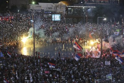 У Сербії заарештовано десятки людей після сутичок на антиурядовому мітингу У Сербії заарештовано десятки людей після сутичок на антиурядовому мітингу