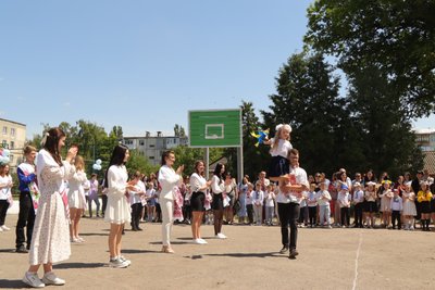 як в Охтирці попри повітряні тривоги відзначили останній дзвоник як в Охтирці попри повітряні тривоги відзначили останній дзвоник