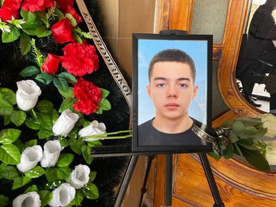 У Кривому Розі попрощалися із загиблими внаслідок атаки РФ Тимофієм, Нікітою, Аріною, Сергієм, Микитою та Костянтином