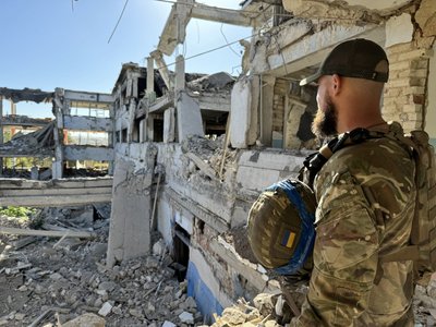 "Вірю, що там, де були руїни, відбудуються школи, і туди знову підуть діти": історія вчителя, що воює на Сумщині "Вірю, що там, де були руїни, відбудуються школи, і туди знову підуть діти": історія вчителя, що воює на Сумщині