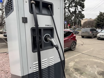 Як полтавці заряджають електромобілі під час відключень світла