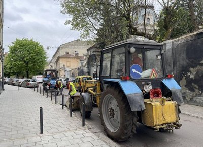 Львівські комунальники три місяці чистили дощоприймачі: діставали посуд, пляшки та айфон