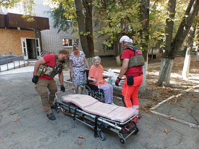 Евакуює з-під обстрілів та допомагає людям. Історія командира загону Червоного Хреста на Херсонщині Евакуює з-під обстрілів та допомагає людям. Історія командира загону Червоного Хреста на Херсонщині