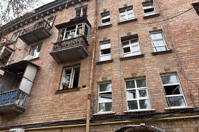 Росіяни атакували Київ дронами: уламки впали біля п’ятиповерхівки, шестеро поранених Росіяни атакували Київ дронами: уламки впали біля п’ятиповерхівки, шестеро поранених