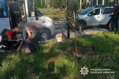 Удар дроном по автобусу агрофірми у Марганці: як рятували поранених Удар дроном по автобусу агрофірми у Марганці: як рятували поранених