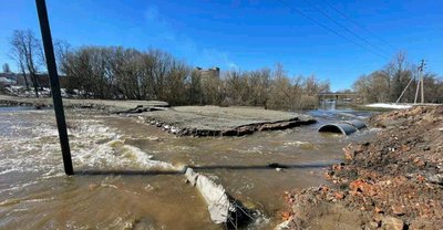 У Малині на Житомирщині через підняття рівня води в річці затопило пішохідну переправу – вода продовжує прибувати У Малині на Житомирщині через підняття рівня води в річці затопило пішохідну переправу – вода продовжує прибувати