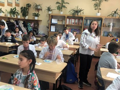 "Наші маленькі сердечка зігріють їхні великі серця". В Ужгороді діти розмальовували пряники для військових на фронті "Наші маленькі сердечка зігріють їхні великі серця". В Ужгороді діти розмальовували пряники для військових на фронті