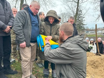 Матері загиблого бійця передали прапор