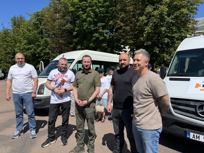 Допоміг збирати гроші на один з автобусів телеведучий та волонтер Олександр Педан Допоміг збирати гроші на один з автобусів телеведучий та волонтер Олександр Педан