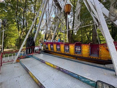 Атракціон «Пірат» у парку Шевченка у Чернівцях Атракціон «Пірат» у парку Шевченка у Чернівцях