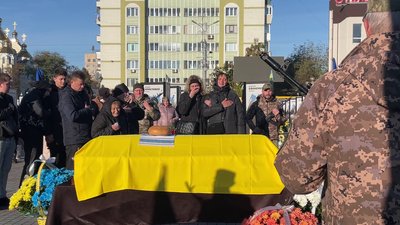 У Рівному попрощались з військовим Русланом Колесником У Рівному попрощались з військовим Русланом Колесником