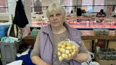 "Ціни кусаються, але треба щось їсти": що кажуть місцеві про молоду картоплю в Ужгороді