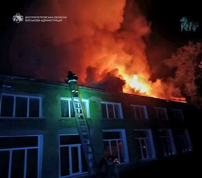 Війська РФ атакували пʼять районів Дніпропетровщини: пошкоджена пошта, гімназія, будинки Війська РФ атакували пʼять районів Дніпропетровщини: пошкоджена пошта, гімназія, будинки