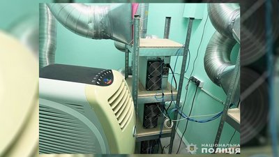 Оборудки з майном та незаконна криптоферма: поліцейські провели обшуки в КП "Діловий центр" Чернігівської облради Оборудки з майном та незаконна криптоферма: поліцейські провели обшуки в КП "Діловий центр" Чернігівської облради
