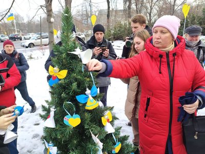 Прикрашали під звуки тривоги. У на Алеї Героїв Небесної Сотні встановили "Ялинку для Героїв"