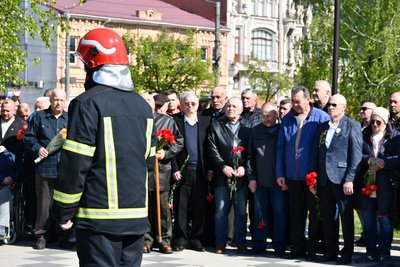 40-ві роковини вибухів на ЧАЕС: у Кропивницькому поклали квіти до пам’ятника "Жертвам Чорнобиля" 40-ві роковини вибухів на ЧАЕС: у Кропивницькому поклали квіти до пам’ятника "Жертвам Чорнобиля"