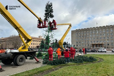 В Ізмаїлі встановлюють новорічну ялинку: фото В Ізмаїлі встановлюють новорічну ялинку: фото