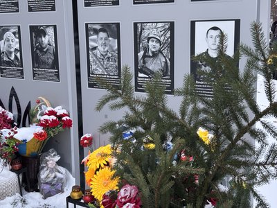 "Ялинка для Героїв". У Ромнах на Сумщині вшанували пам'ять загиблих військових "Ялинка для Героїв". У Ромнах на Сумщині вшанували пам'ять загиблих військових
