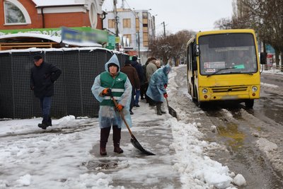 Херсон, негода, сніг, погода, комунальники, зупинка Херсон, негода, сніг, погода, комунальники, зупинка