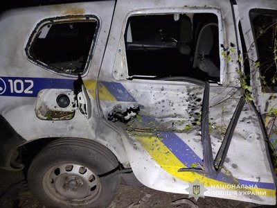Російський FPV влучив у автівку поліційських у Білопіллі Російський FPV влучив у автівку поліційських у Білопіллі