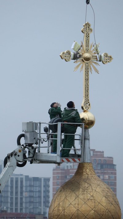 У "Софії Київській" відновили хрест, який упав від вітру незадовго до російського вторгнення У "Софії Київській" відновили хрест, який упав від вітру незадовго до російського вторгнення