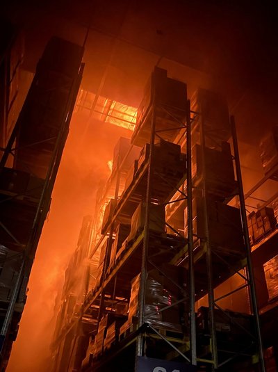 Атака РФ по логістичному центру «Епіцентру» в Хмельницькому: знищено близько 85% товарів Атака РФ по логістичному центру «Епіцентру» в Хмельницькому: знищено близько 85% товарів