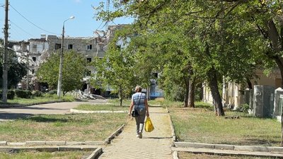 Жінка йде по вулиці Миколаївка Донецька область 3 вересня 2025 рік Жінка йде по вулиці Миколаївка Донецька область 3 вересня 2025 рік