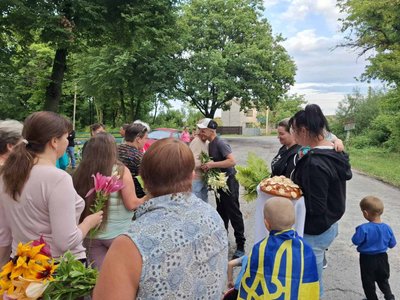 "Зустрічали всім селом", — що розповіла дружина звільненого з полону Анатолія Майструка з Житомирщини "Зустрічали всім селом", — що розповіла дружина звільненого з полону Анатолія Майструка з Житомирщини