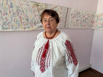 У Житомирі представили семиметровий рушник з автографами українських діячів культури У Житомирі представили семиметровий рушник з автографами українських діячів культури