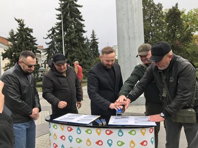 У Полтаві біля стягу встановили табличку 18-ї бригади армійської авіації У Полтаві біля стягу встановили табличку 18-ї бригади армійської авіації