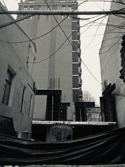 У Києві відновили знесення історичної будівлі під час блекауту У Києві відновили знесення історичної будівлі під час блекауту
