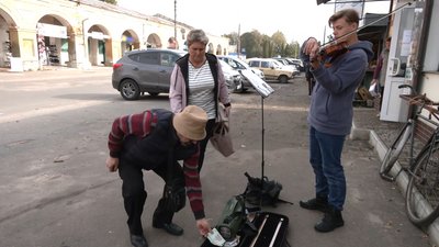 20-річний скрипаль грає у прикордонних громадах, щоб порадувати містян та заробити на навчання 20-річний скрипаль грає у прикордонних громадах, щоб порадувати містян та заробити на навчання