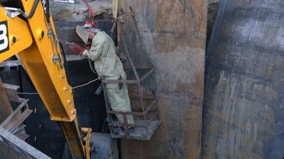 У Хмельницькому усувають наслідки аварії на каналізаційному колекторі, в який провалилися дві людини У Хмельницькому усувають наслідки аварії на каналізаційному колекторі, в який провалилися дві людини